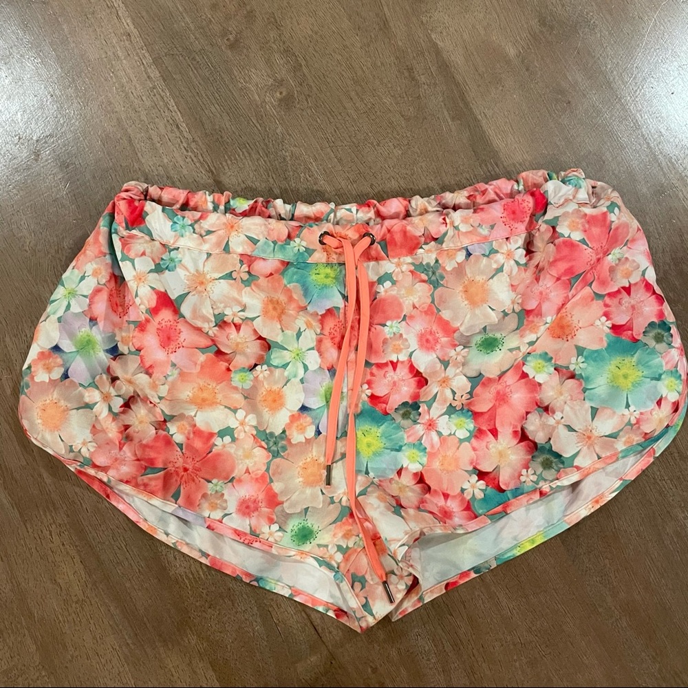 UNDIZ Floral Print Shorts